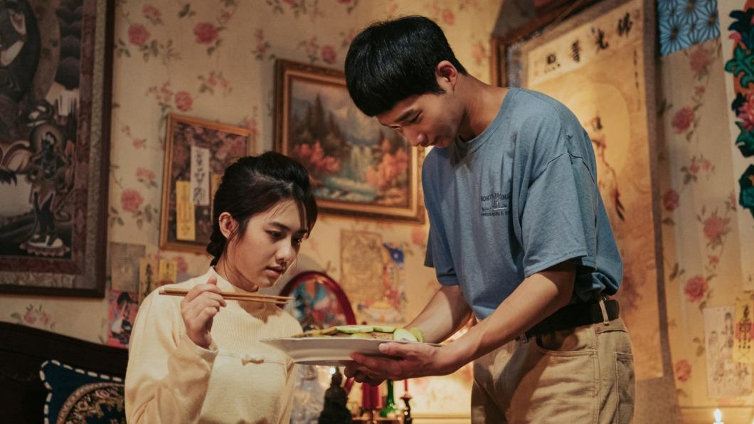 黃冠智(右)跟何思靜劇中飾演夫妻,兩人以「料理」結下姻緣。(圖/紅衣小女孩股份有限公司提供)