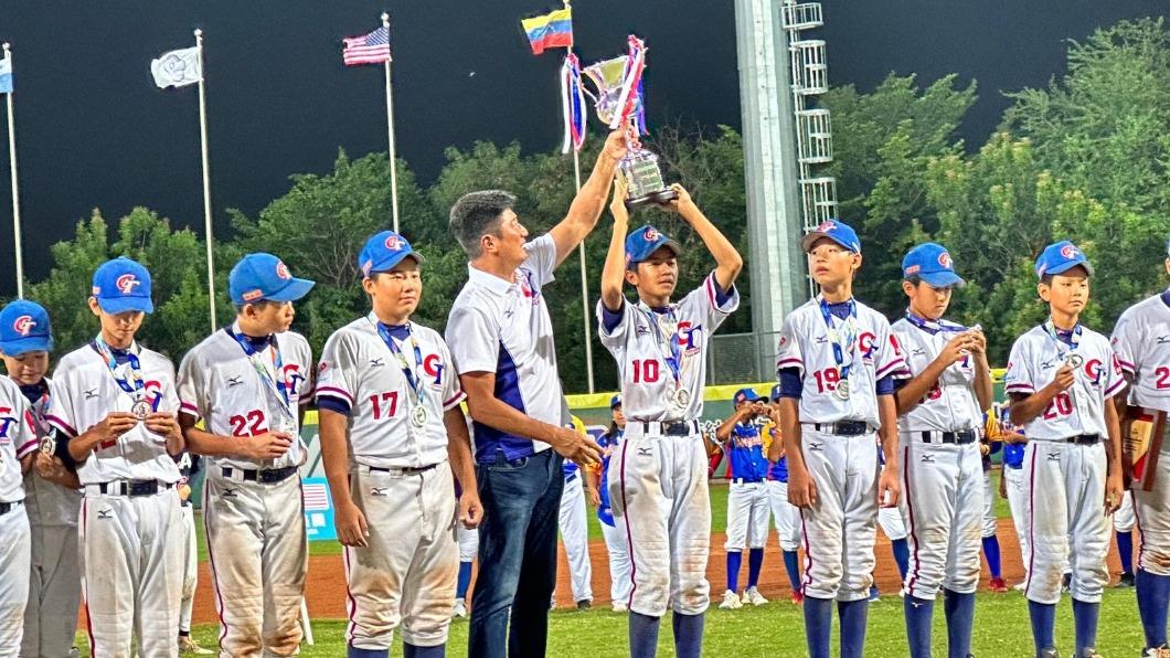 U12/銀恨!中華小將哭成一團 辜仲諒慰勞「吃燒肉進補」