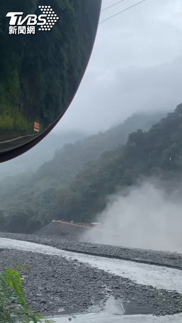 巨大的落石帶起陣陣煙塵,不到一分鐘的時間就吞沒梅蘭明隧道。(圖/TVBS)