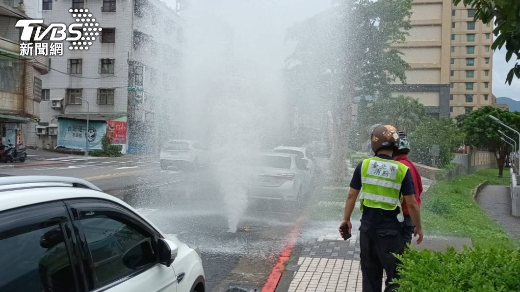 北投免費水舞？疑消防栓開關鏽蝕　測試中水柱噴兩層樓高