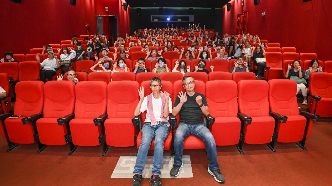 《蘭陵40—演員實驗教室》被攝者黃哲斌(右)與導演王耿瑜(左)出席媒體試片與全場觀眾大合照。(圖/牽猴子提供)