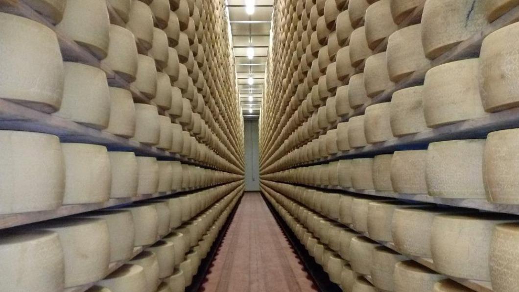 義大利乳酪工廠貨架倒塌 74歲老闆「慘遭奪命起司砸死」