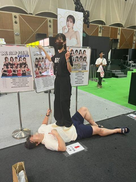 女工作人員替粉絲圓夢。(圖/翻攝自PTT)