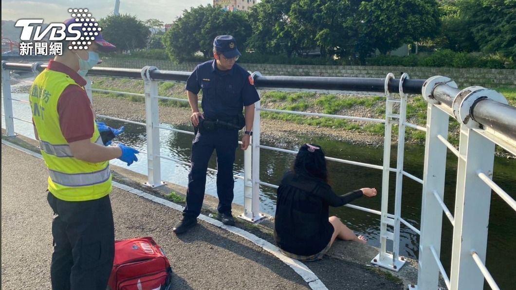 員警擔心女子的安危,立即通報消防人員。(圖/TVBS)