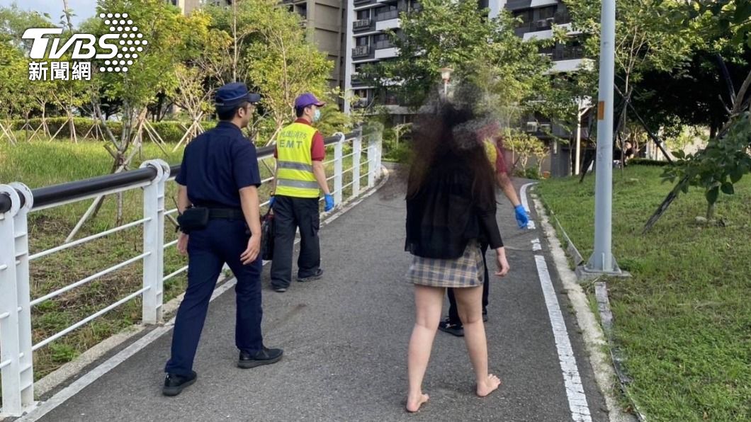 員警與消防人員陪同女子順利回家。(圖/TVBS)
