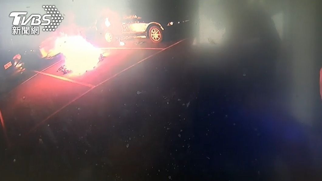 新北樹林停車場暗夜惡火　疑機車自燃全毀還波及4車　