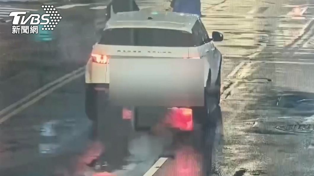 白色自小客車駕駛酒駕又沒注意路況釀成追撞車禍。（圖／TVBS）