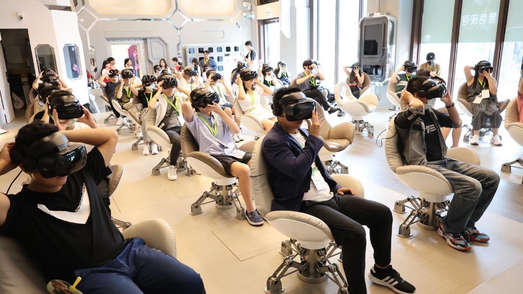 國際學生體驗VR劇場。（圖／翻攝自高雄行國處臉書）