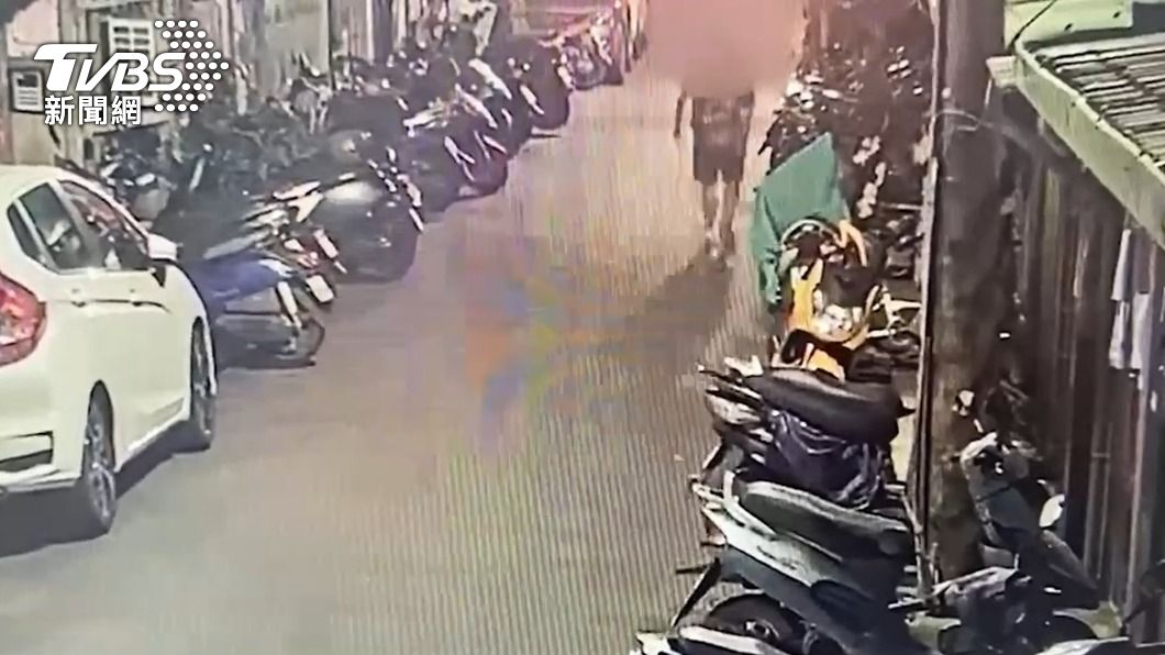 倪男在路上遊蕩時發現仇家的機車。（圖／TVBS）