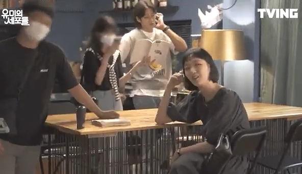 有網友認為安普賢在片場使喚女助理拿劇本,自己卻雙手空空。(圖/翻攝自housedog_推特)