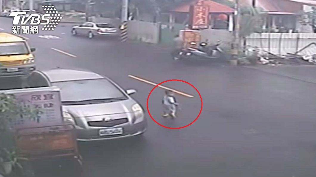 只會咿咿呀呀!2歲童淋雨馬路亂竄 暖警抱起挨家挨戶問