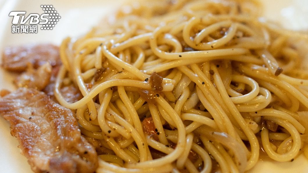 早餐愛吃鐵板麵!營養師警:恐「三高」別再碰9項食物
