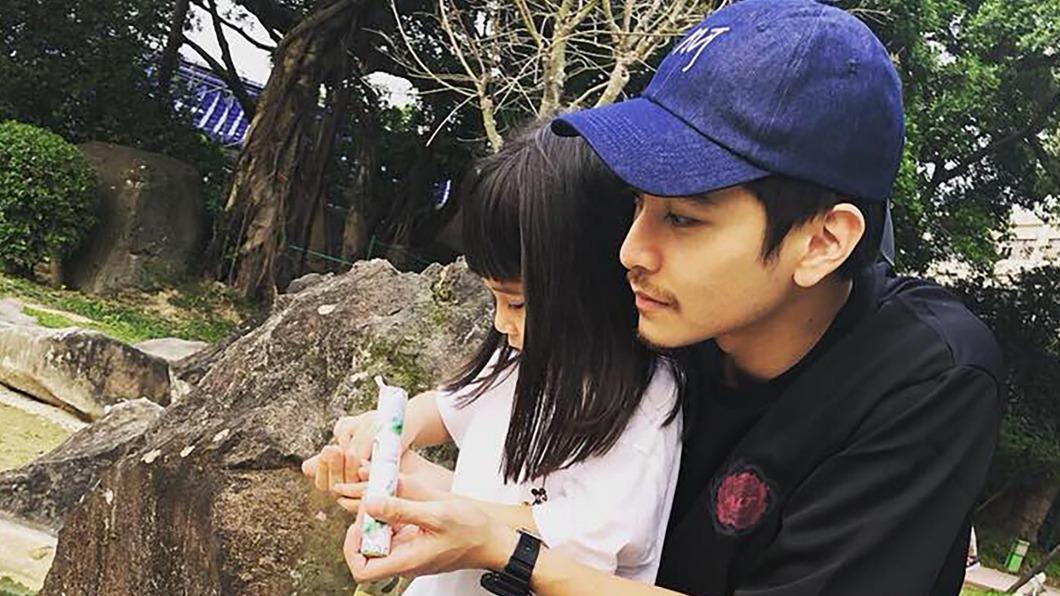 楊銘威自認算是「多元型爸爸」,左為寶貝女兒Mia小時候。(圖/夢田影像提供)