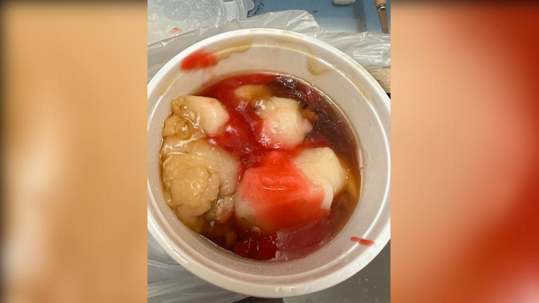 肉圓加醬掀起網友討論,有人認為加番茄醬是正解無誤。(圖/翻攝自爆廢1公社臉書社團)