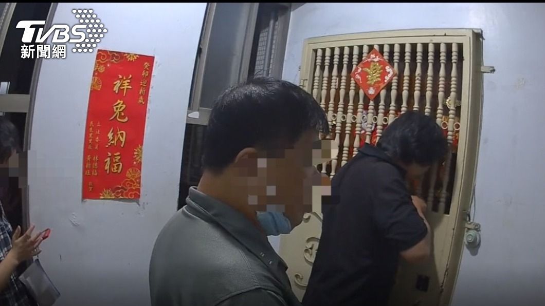 警方會同里長，且請鎖匠前來開門。（圖／TVBS）