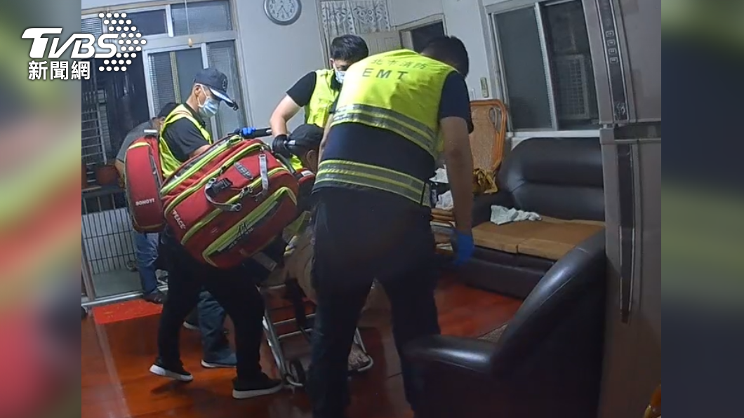 獨居老母失聯2日！孝子焦急求助警破門　驚見躺地失去意識