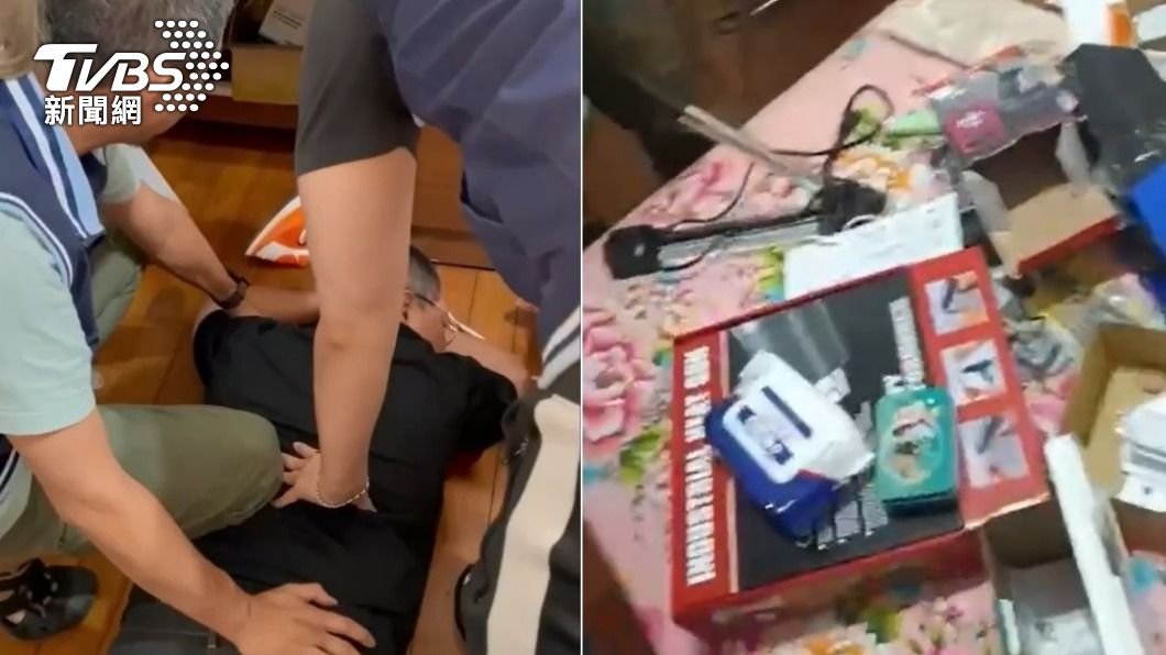 警方上門逮捕涉嫌偽造中獎發票的犯嫌,現場查扣相關證物。(圖/TVBS)
