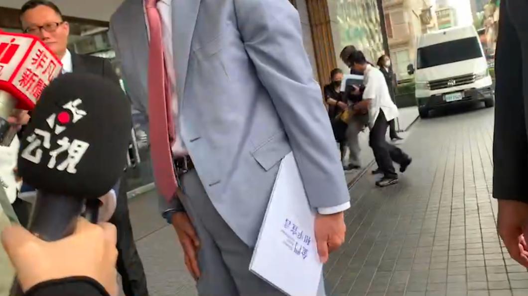 郭台銘手拿金門和平宣言，要給麻生太郎看。（圖／讀者提供）