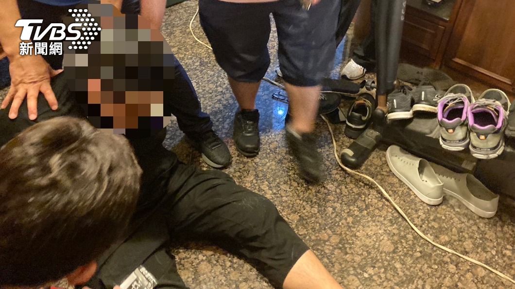 抓到了!囂張男持槍恐嚇酒吧老闆 警破門逮人查獲槍枝