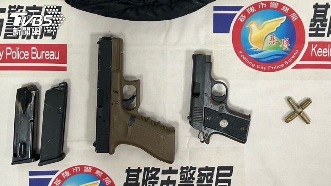 警方在陳嫌家中查獲空氣手槍、子彈及彈匣、槍身等槍支零組件。（圖／TVBS）