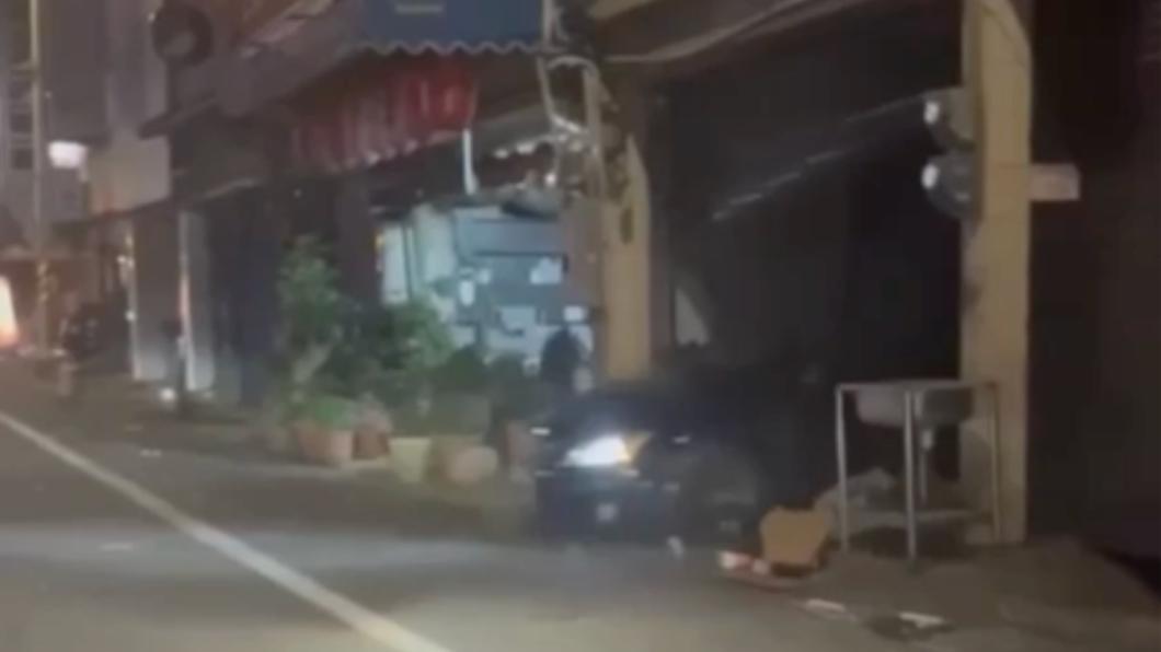 車輛倒車衝撞店家鐵捲門。(圖/翻攝自黑色豪門企業)