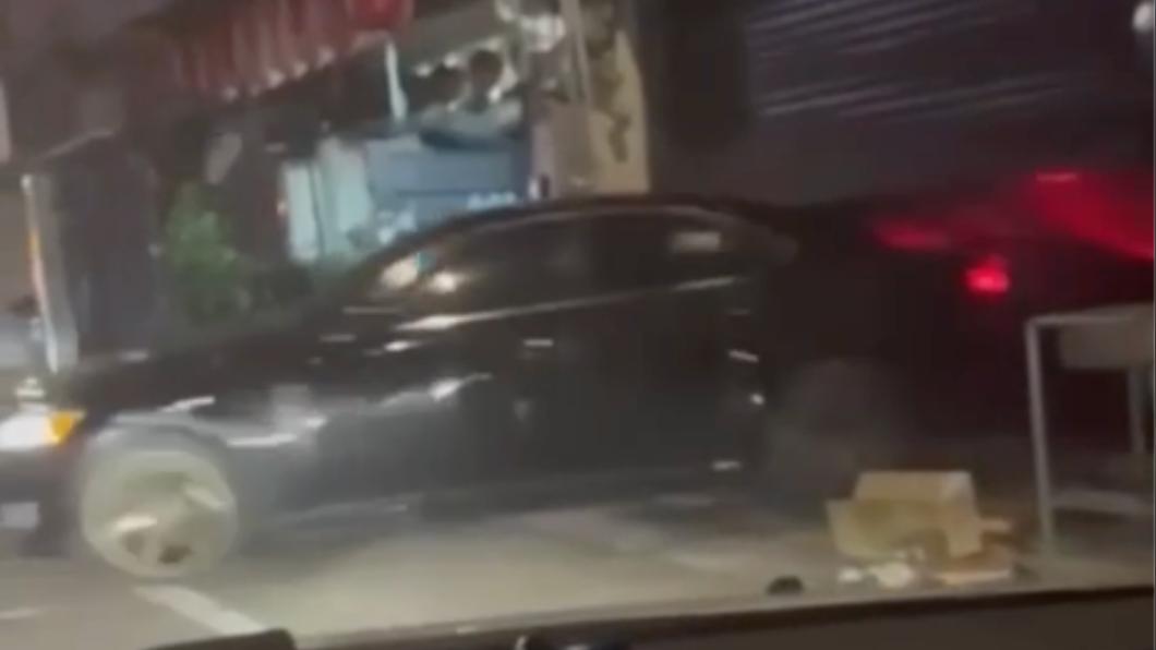 黑車從車行內衝出,駛離現場。(圖/翻攝自黑色豪門企業)