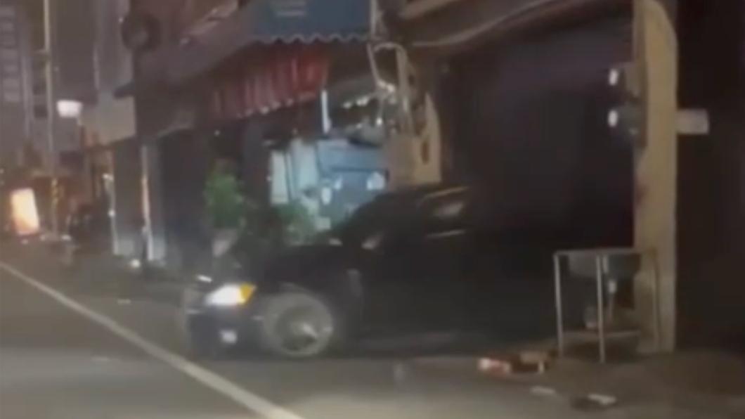 桃園「轎車暴衝撞鐵捲門」疑用偽車牌犯案!店家無奈報警