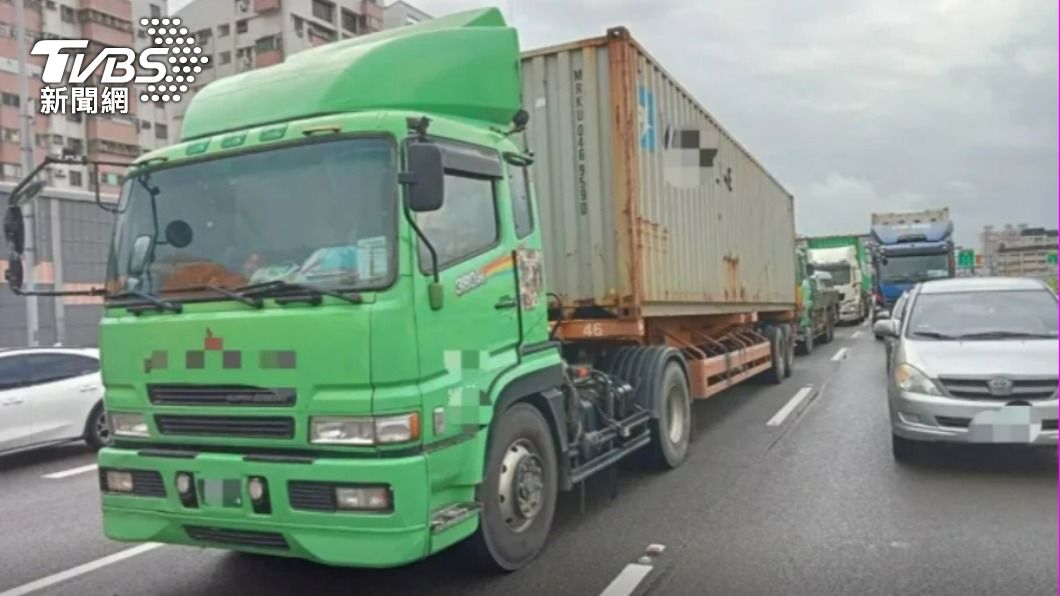 國道1北上連環撞!移民署公務車「嚴重毀損」10人受傷