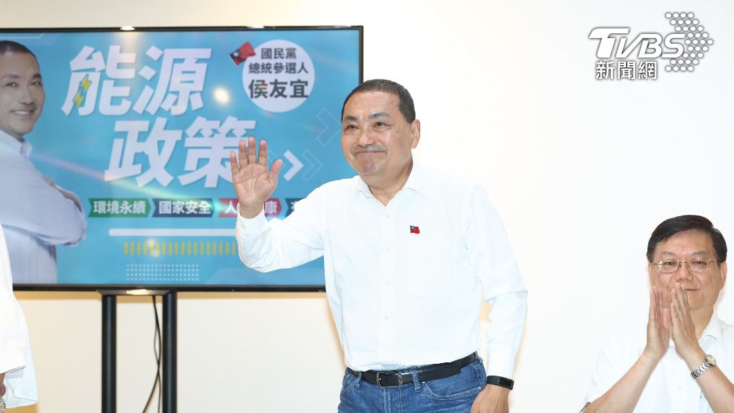 侯友宜主張將核電正式列入能源選項。圖右為國政顧問團召集人杜紫軍。(圖/中央社)