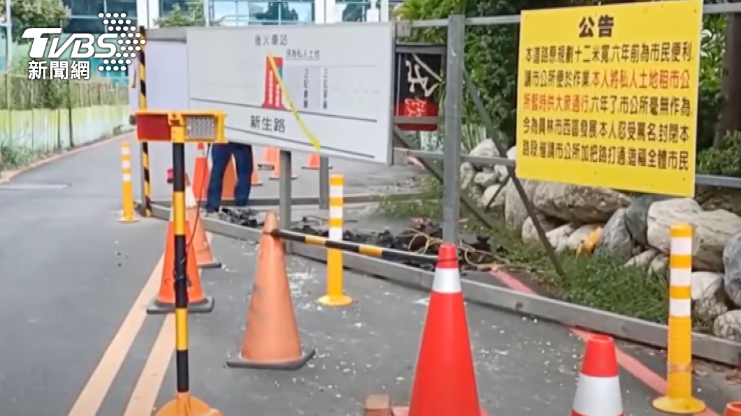 地主在今年用鐵架封路。（圖／TVBS）