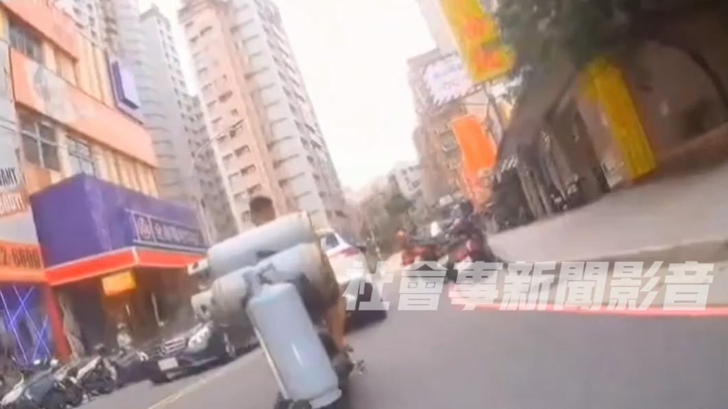 淡水騎士疑超載4瓦斯鋼瓶還頻違規 網驚:根本移動炸彈