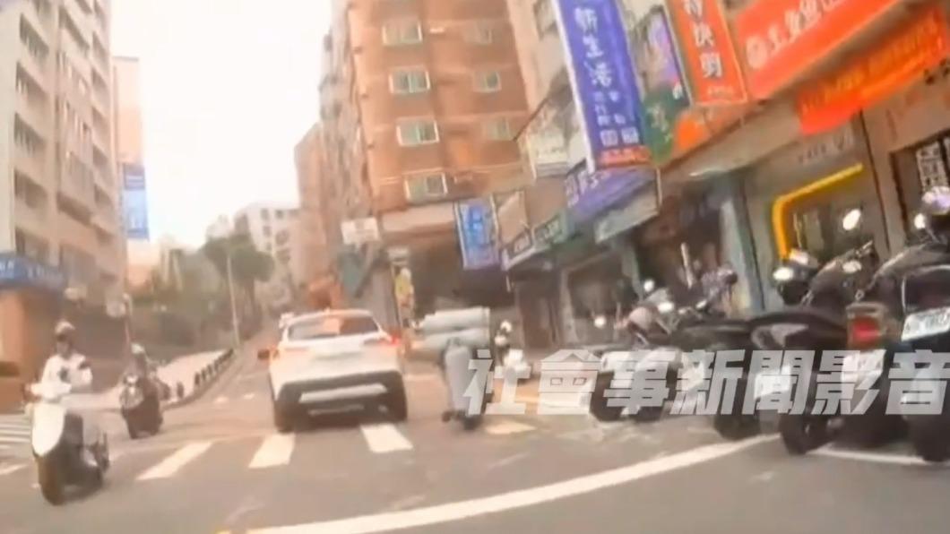 騎士最後超車揚長而去。(圖/翻攝社會事新聞影音)