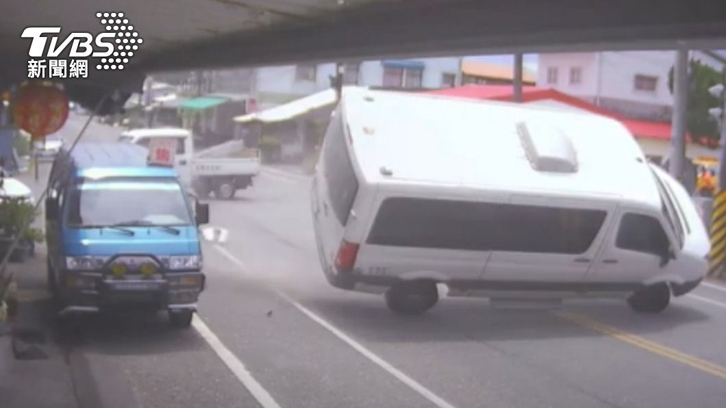 高檔保姆車直行遭貨車「攔腰撞」!整車失控翻擋風玻璃裂