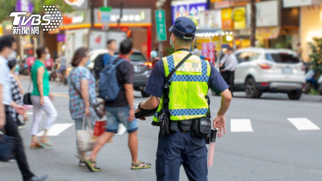 機車突停禮讓闖紅燈行人卻險釀追撞　警揭雙方「取締標準」