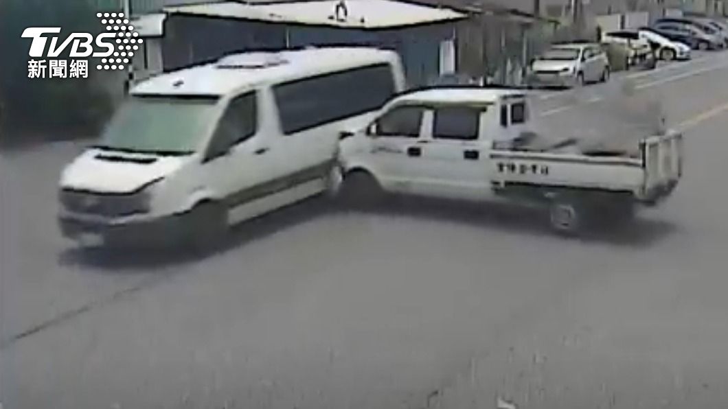 貨車在路口撞上保姆車左側。（圖／TVBS）
