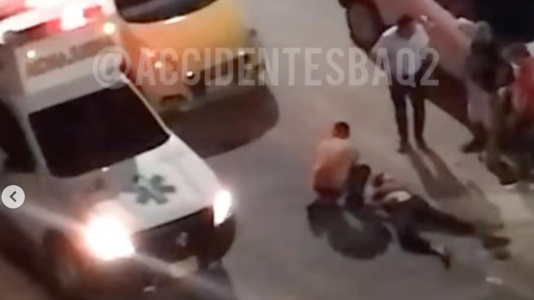 女子跳車重傷倒在地上。(圖/翻攝自accidentesbaq2 IG)