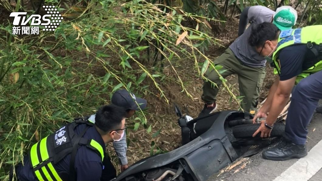 5男合力抬!機車倒栽蔥噴飛1米深水溝 警遭零件劃傷濺血