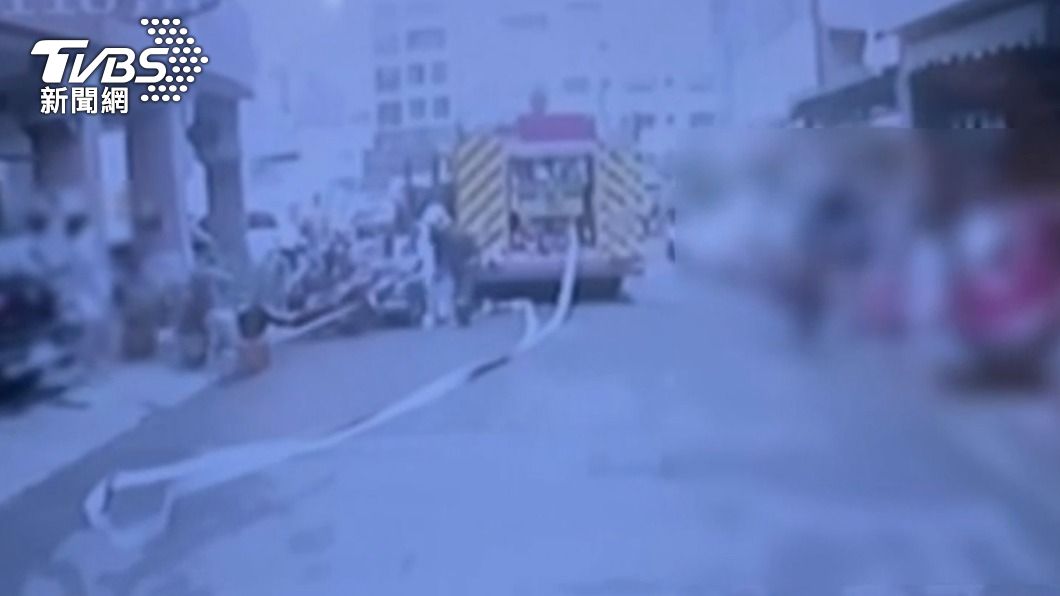 高雄市消防局動員6支分隊共8車共17人趕去滅火。(圖/TVBS)
