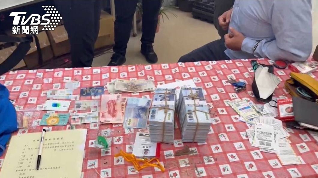 警方在面交現場查扣手機、偽造識別證及收據等證物。(圖/TVBS)