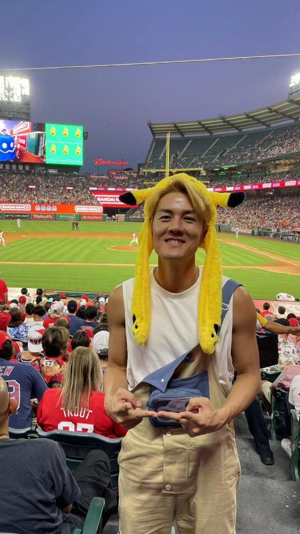 吳克群戴上卡通角色頭套,興奮看MLB球賽。(圖/滾石唱片提供)