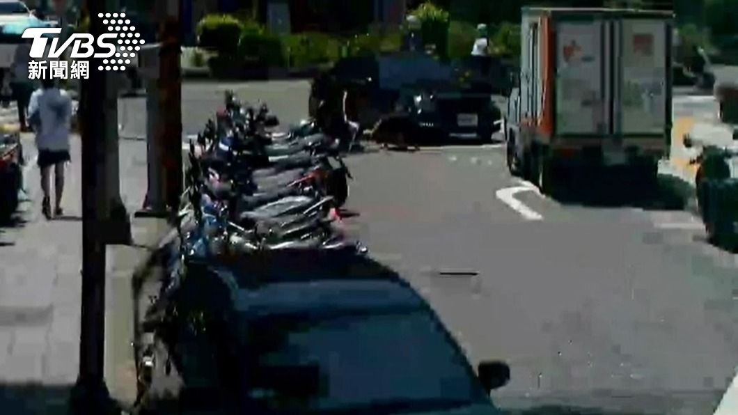 快訊/新店小轎車拒檢撞斷行人左腿!駕駛棄車逃 警緝捕中