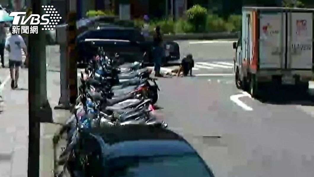 小轎車肇事逃離現場,遭撞的行人倒臥在路面上。(圖/TVBS)