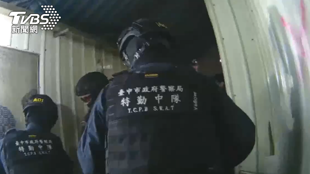 優勢警力進行攻堅。（圖／TVBS）