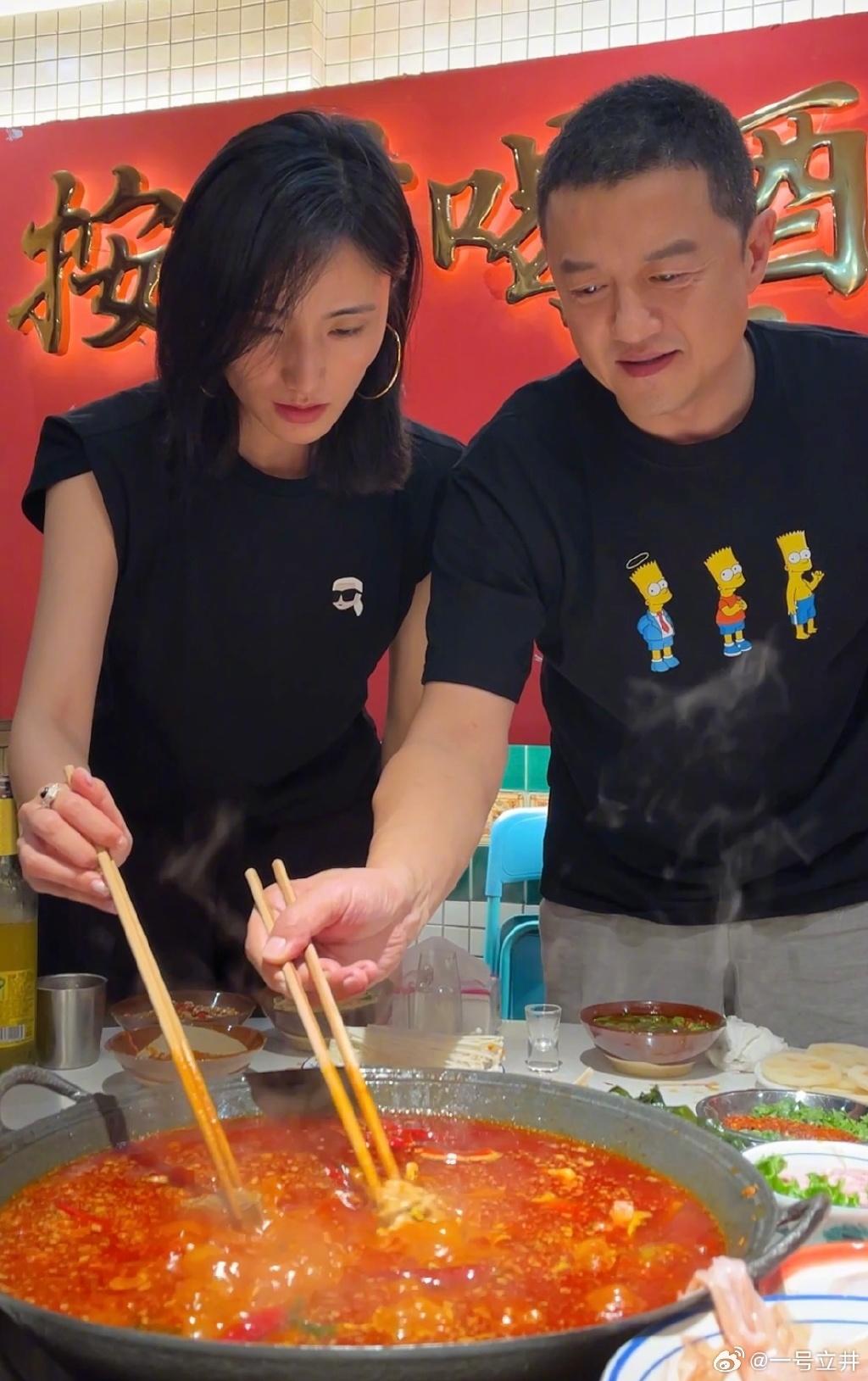 李亞鵬於2022年和小19歲的94fu 海哈金喜。（圖／翻攝自一號立井微博）