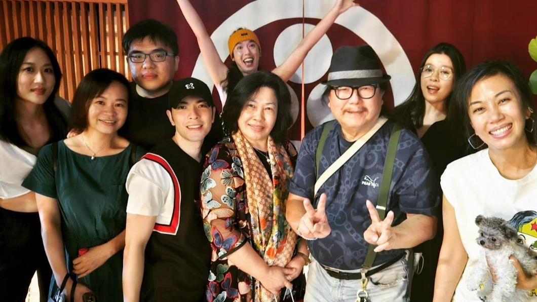 蕭敬騰媽媽(中)跟Summer(右1)長很像。(圖/翻攝自蕭敬騰臉書)