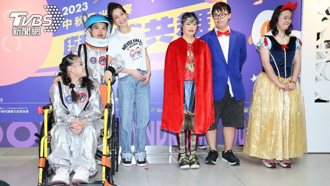 謝欣穎與化身為星球寶寶的唐氏症青年們,一同出席記者會。(圖/趙世平攝)
