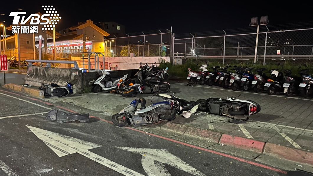 直衝待轉區!18歲男開車失控 撞路旁10機車釀「1重傷2輕傷」