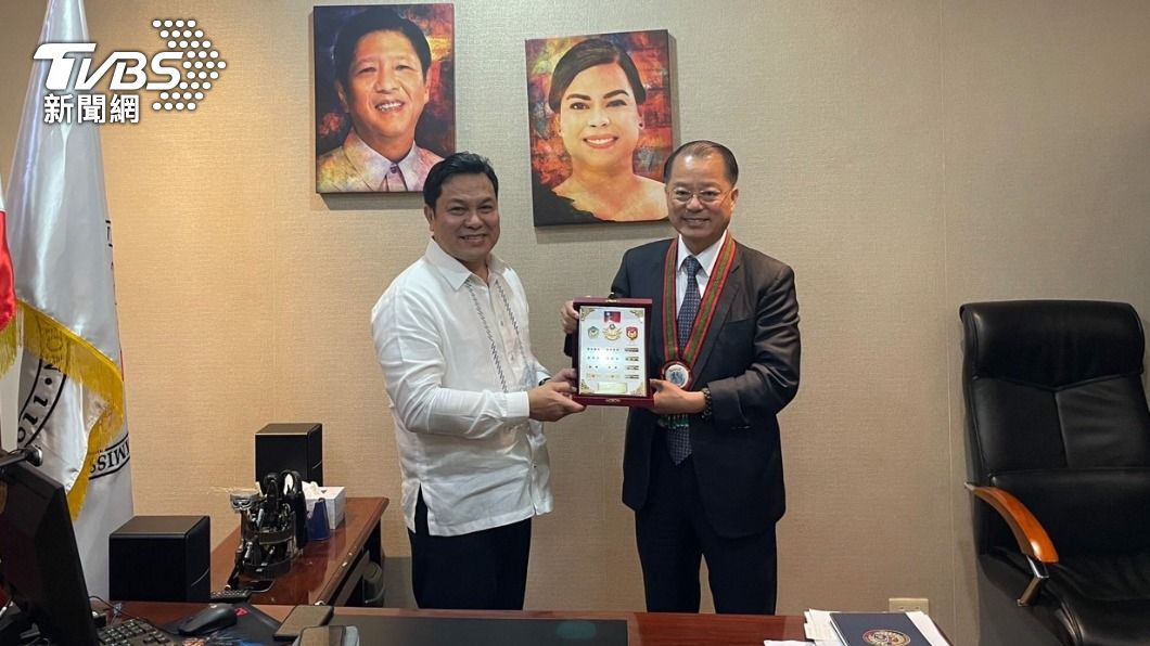 署長黃明昭與菲國反有組織委員會執行長 Gilberto DC CRUZ 次長合照。（圖／刑事局提供）