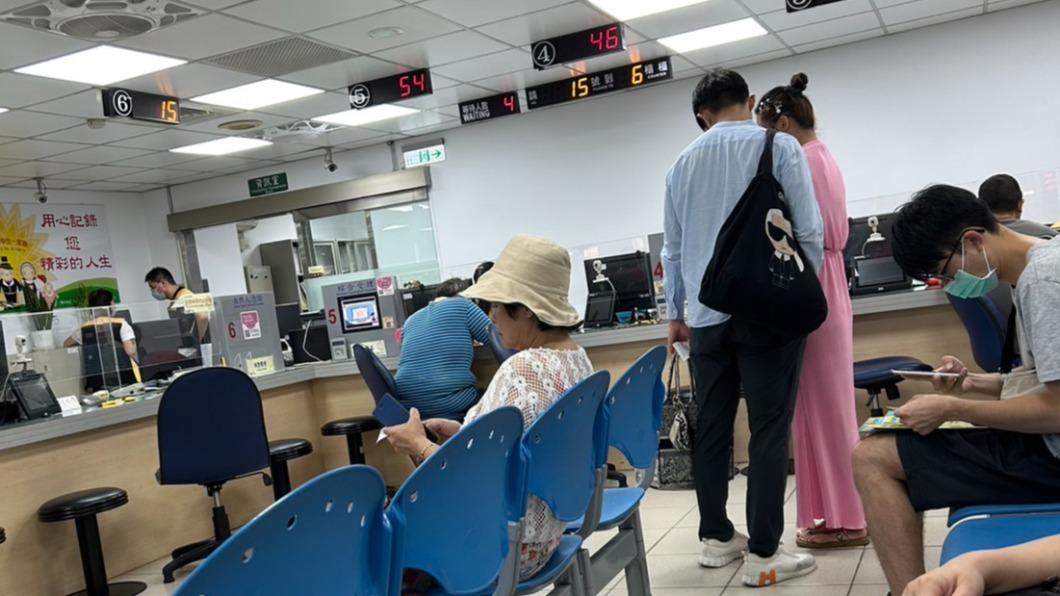 賴慧如被直擊登記。(圖/讀者提供)