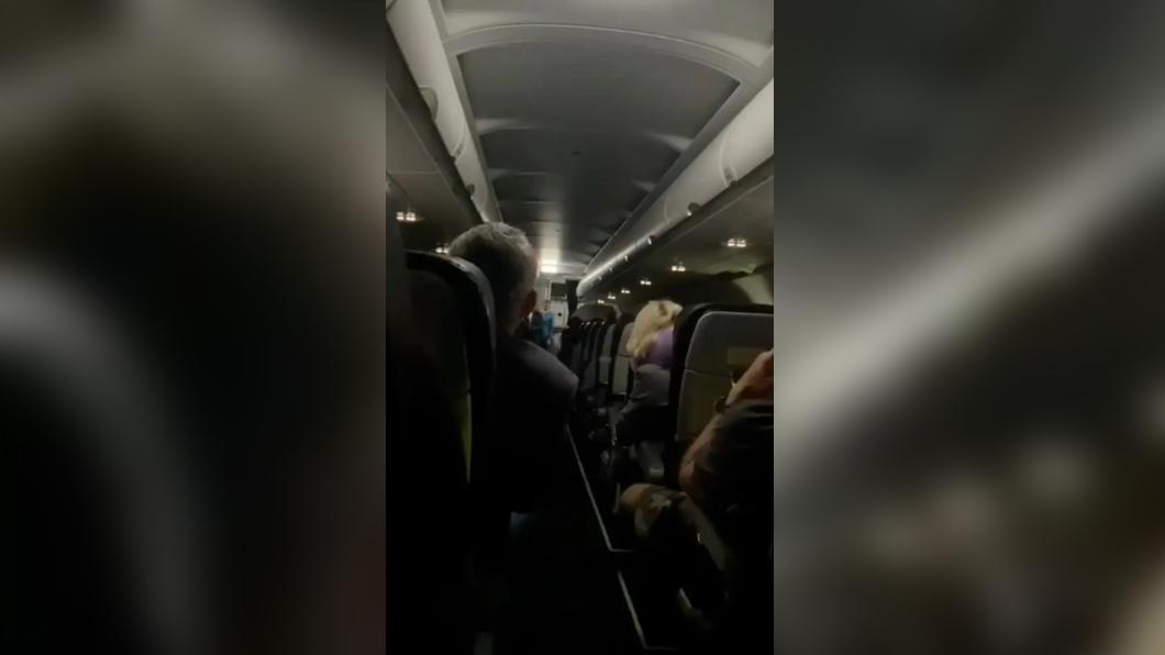 俄羅斯西伯利亞航空（Siberia Airlines／S7 Airlines）一架班機延誤起飛。（圖／翻攝自《紐約郵報》）